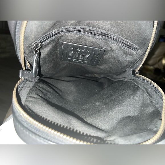 Coach Gotham Pack, color black. Over the shoulder. Authentic - Picture 14 of 16